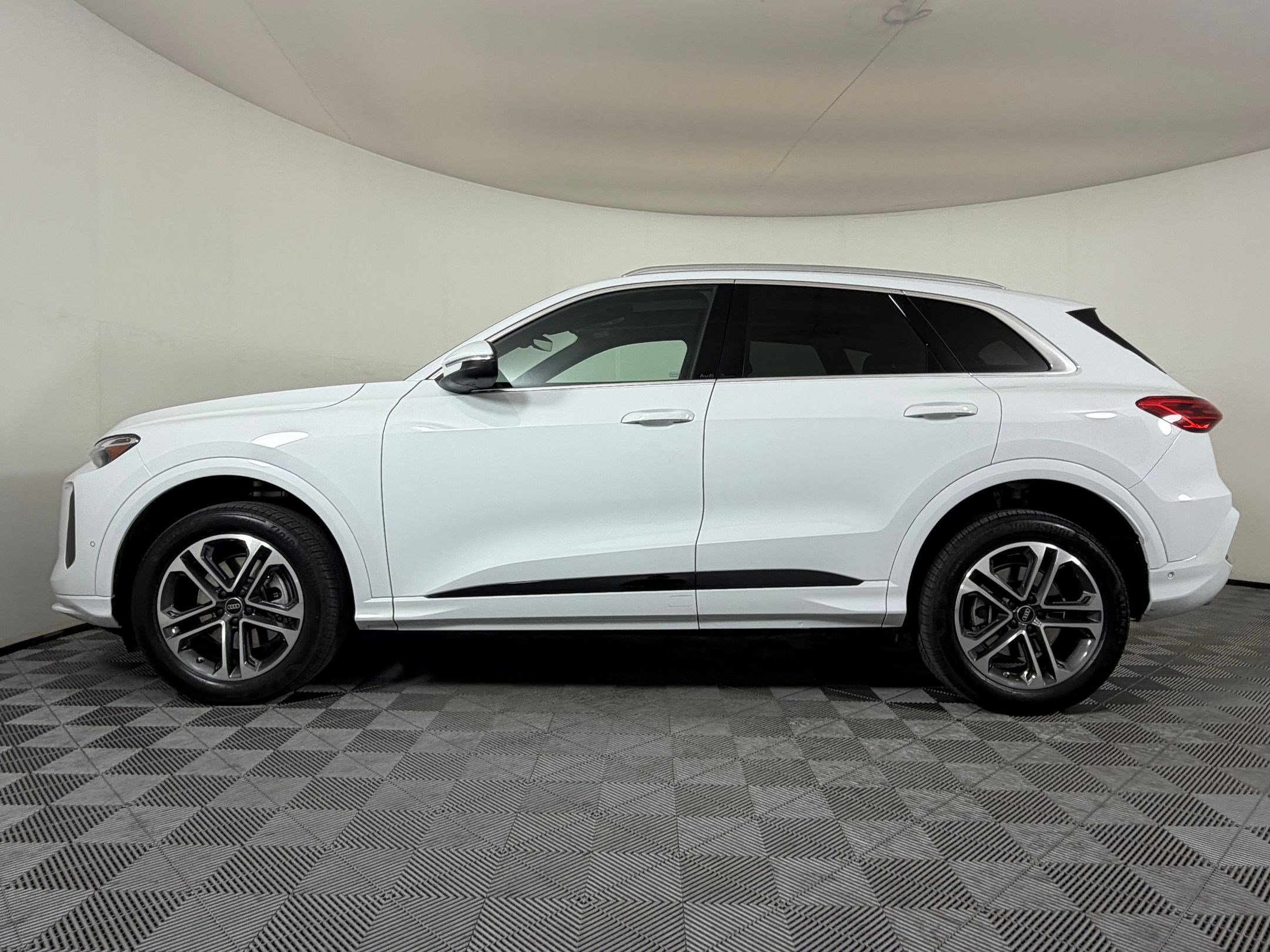 Used 2025 Audi Q5 Premium w/ Convenience Package AWD/4WD image 2