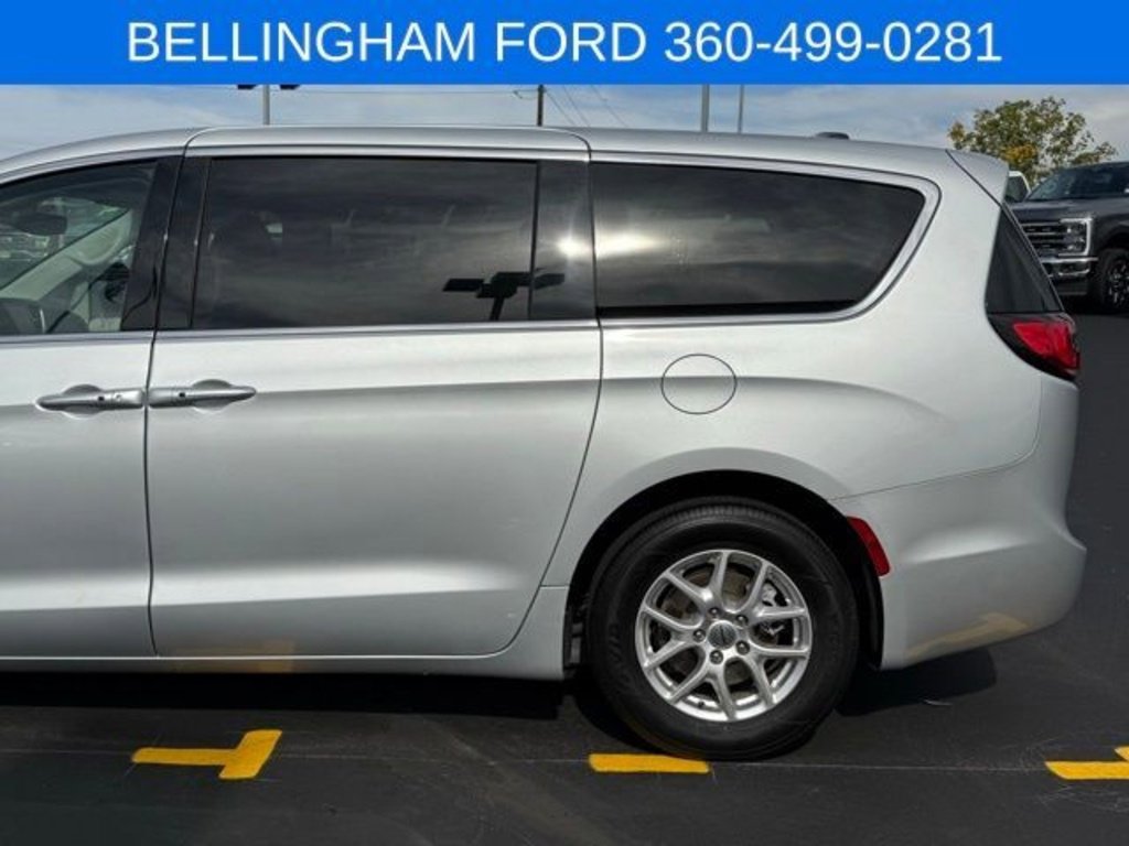 Used 2024 Chrysler Pacifica Touring-L image 12