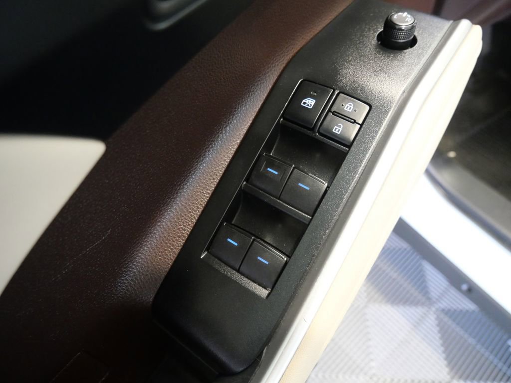 Used 2021 Toyota Highlander XLE AWD/4WD image 16