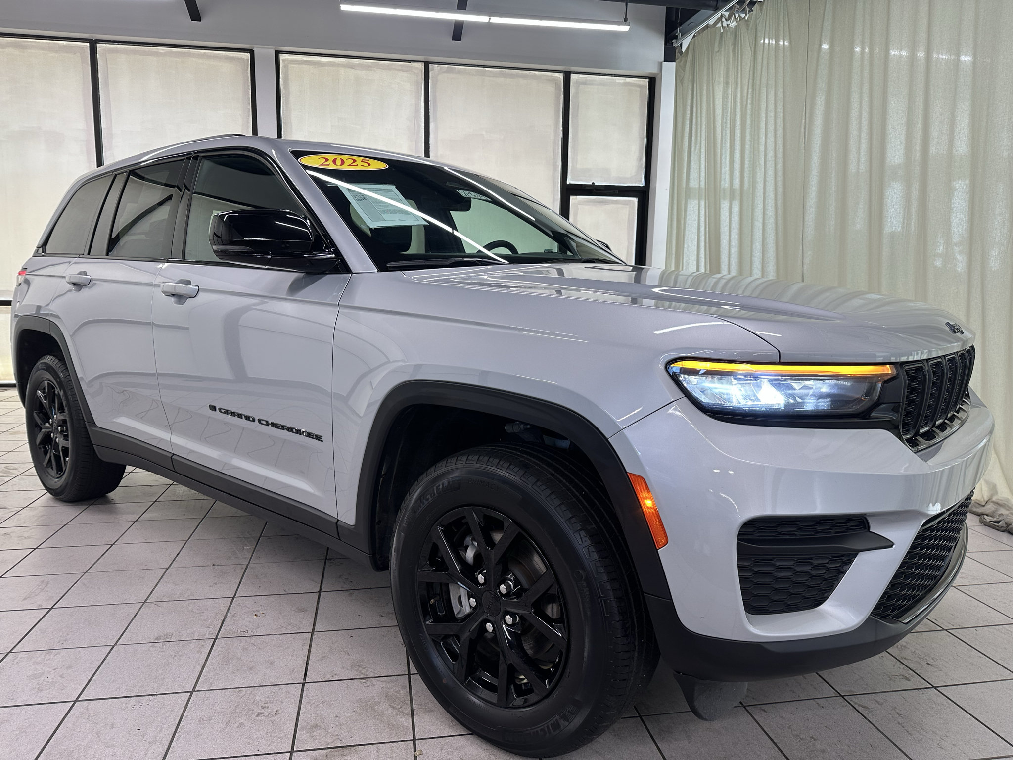Used 2025 Jeep Grand Cherokee Altitude AWD/4WD image 2