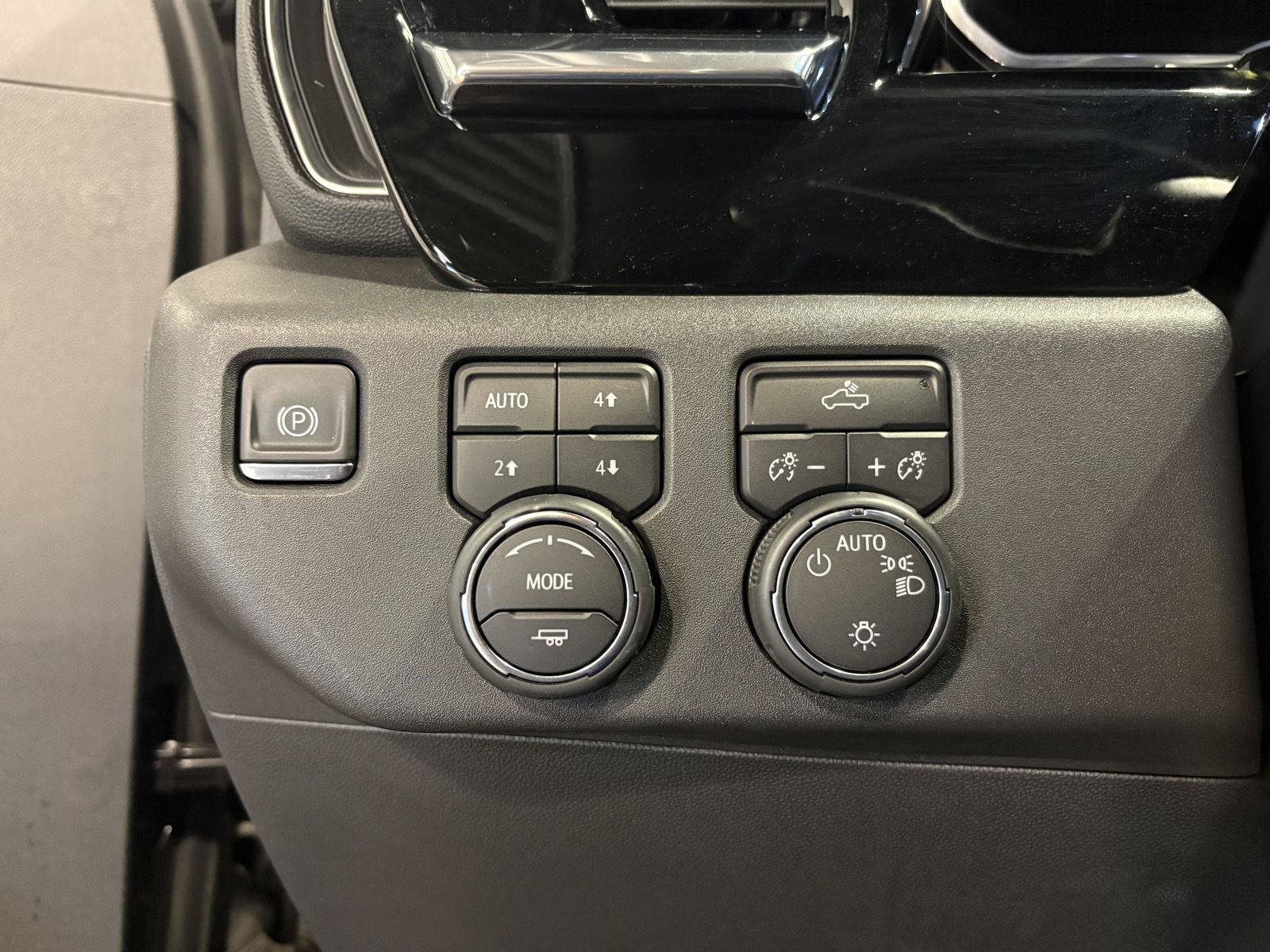 Used 2023 Chevrolet Silverado 1500 LT w/ Z71 Off-Road Package AWD/4WD image 23