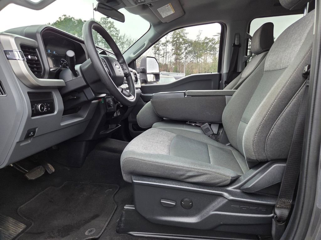 Used 2025 Ford F250 XLT image 4