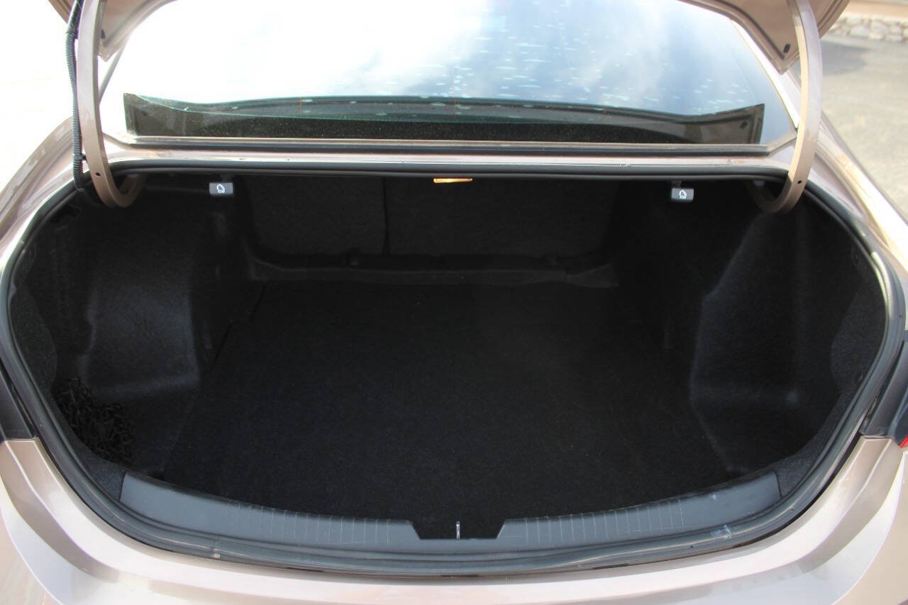 Used 2018 Chevrolet Malibu LT FWD image 14