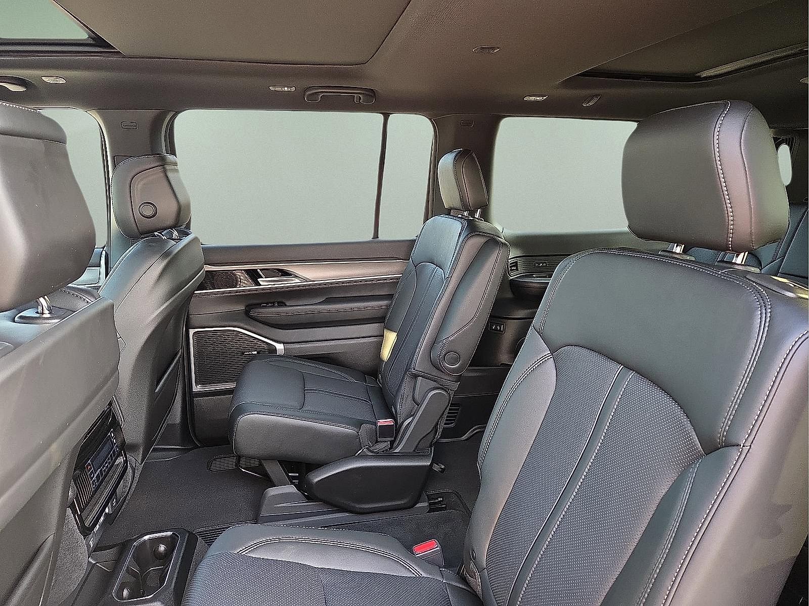 New 2025 Jeep Wagoneer L Series II w/ Premium Group I image 9