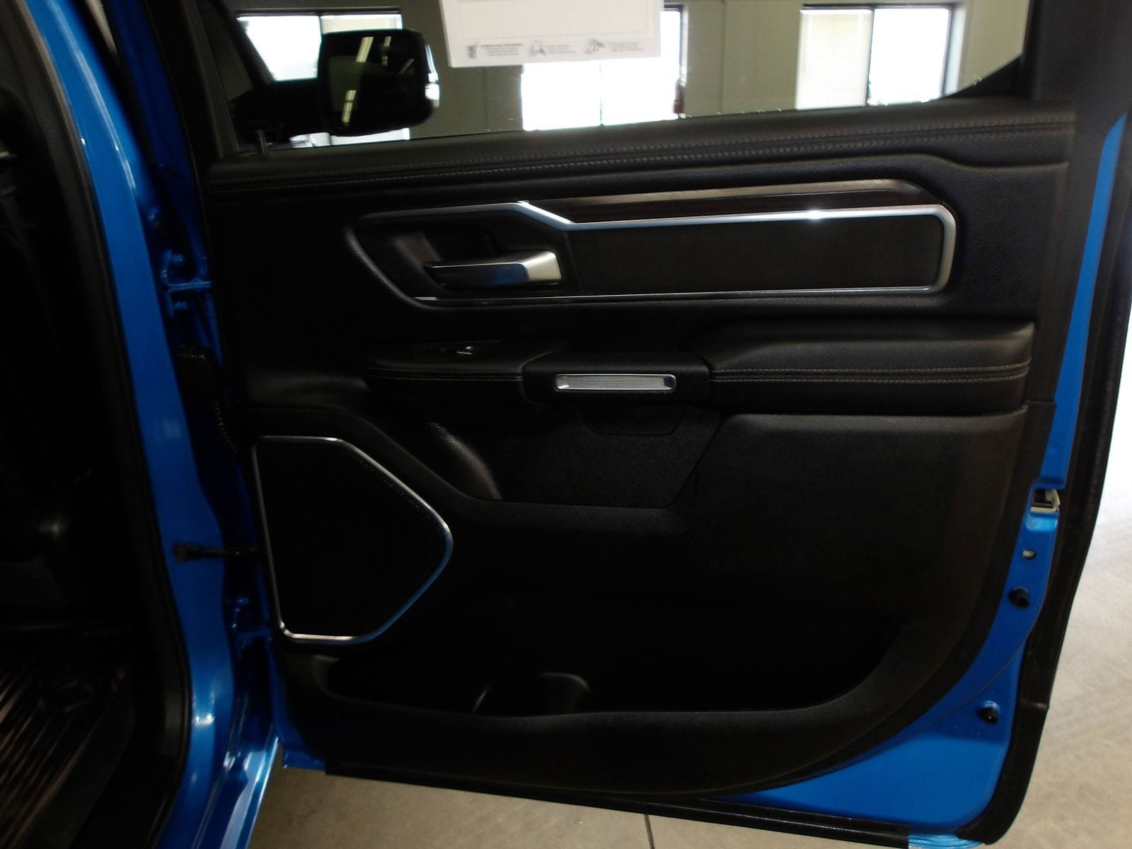 Used 2025 RAM 1500 Laramie AWD/4WD image 15