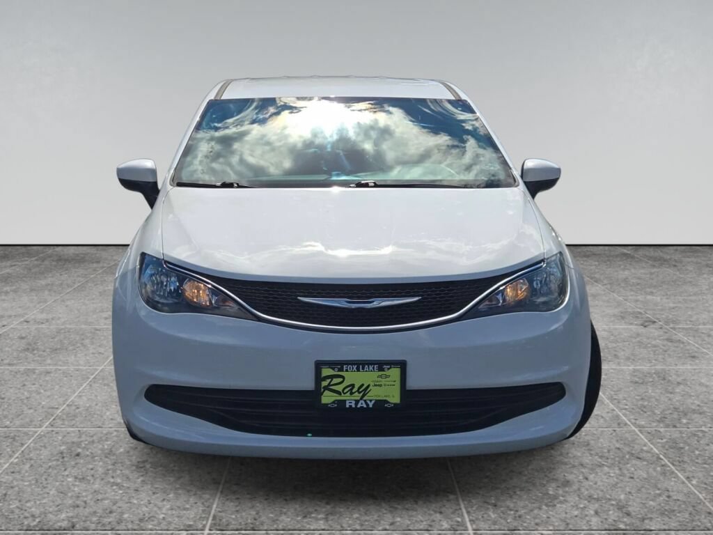 Used 2017 Chrysler Pacifica Touring FWD image 2