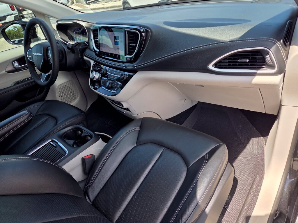 Used 2022 Chrysler Pacifica Touring-L AWD/4WD image 17