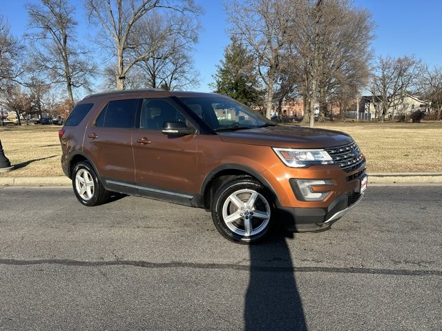 Used 2017 Ford Explorer XLT image 2