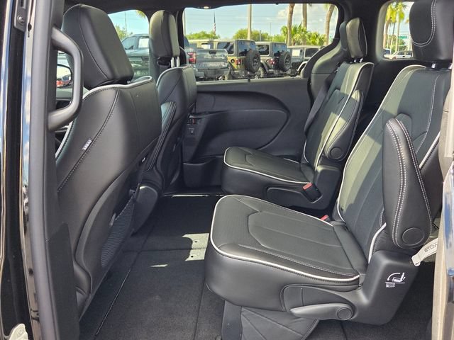 New 2027 Chrysler Pacifica Limited FWD image 12