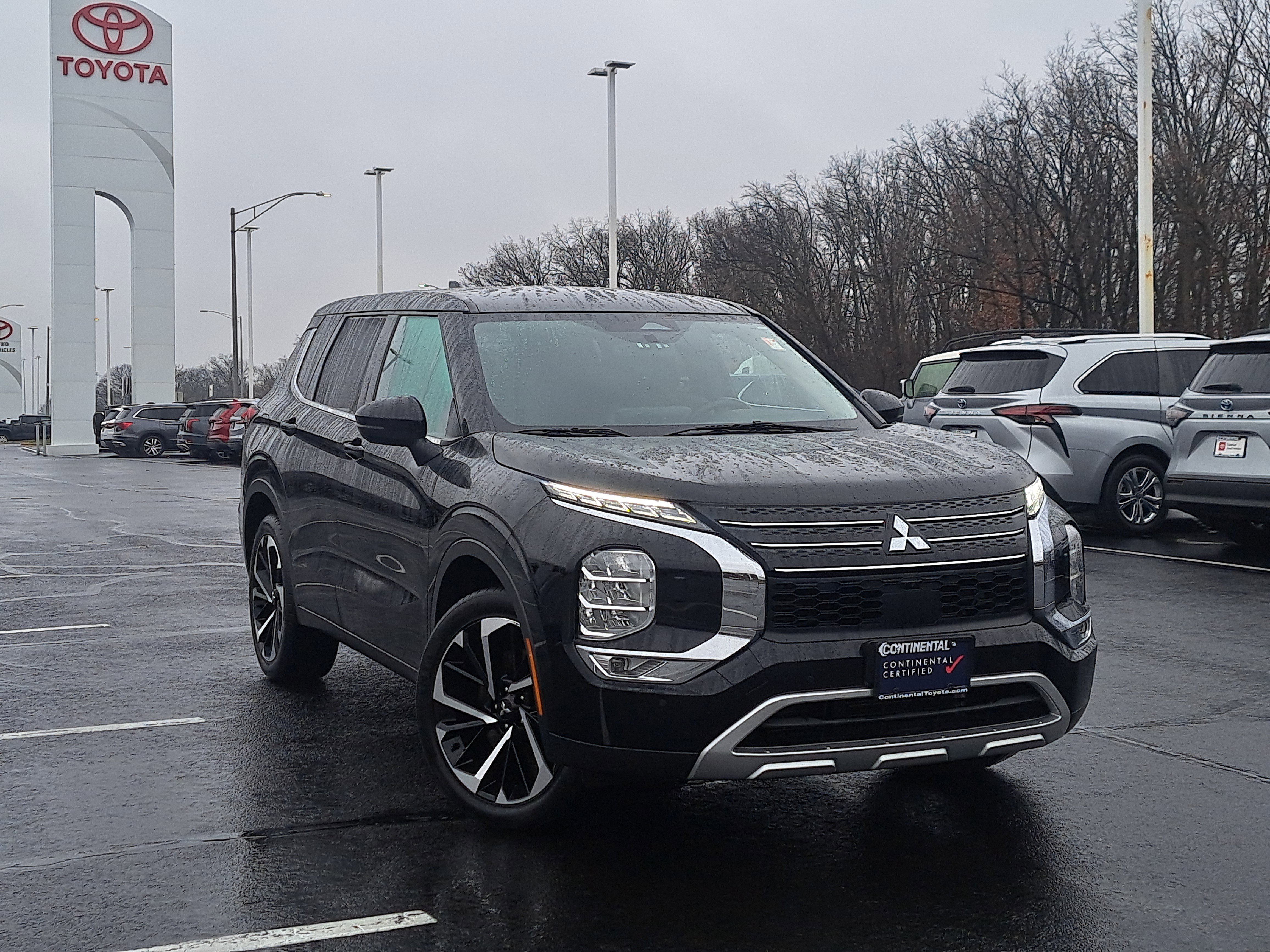 Used 2024 Mitsubishi Outlander SE image 2