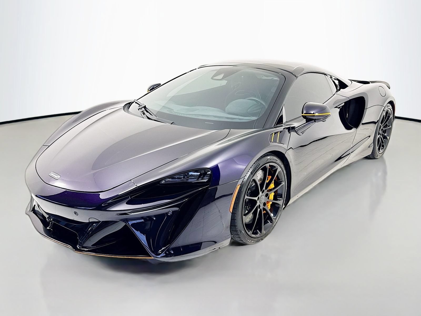 Used 2025 McLaren Artura Spider RWD image 3
