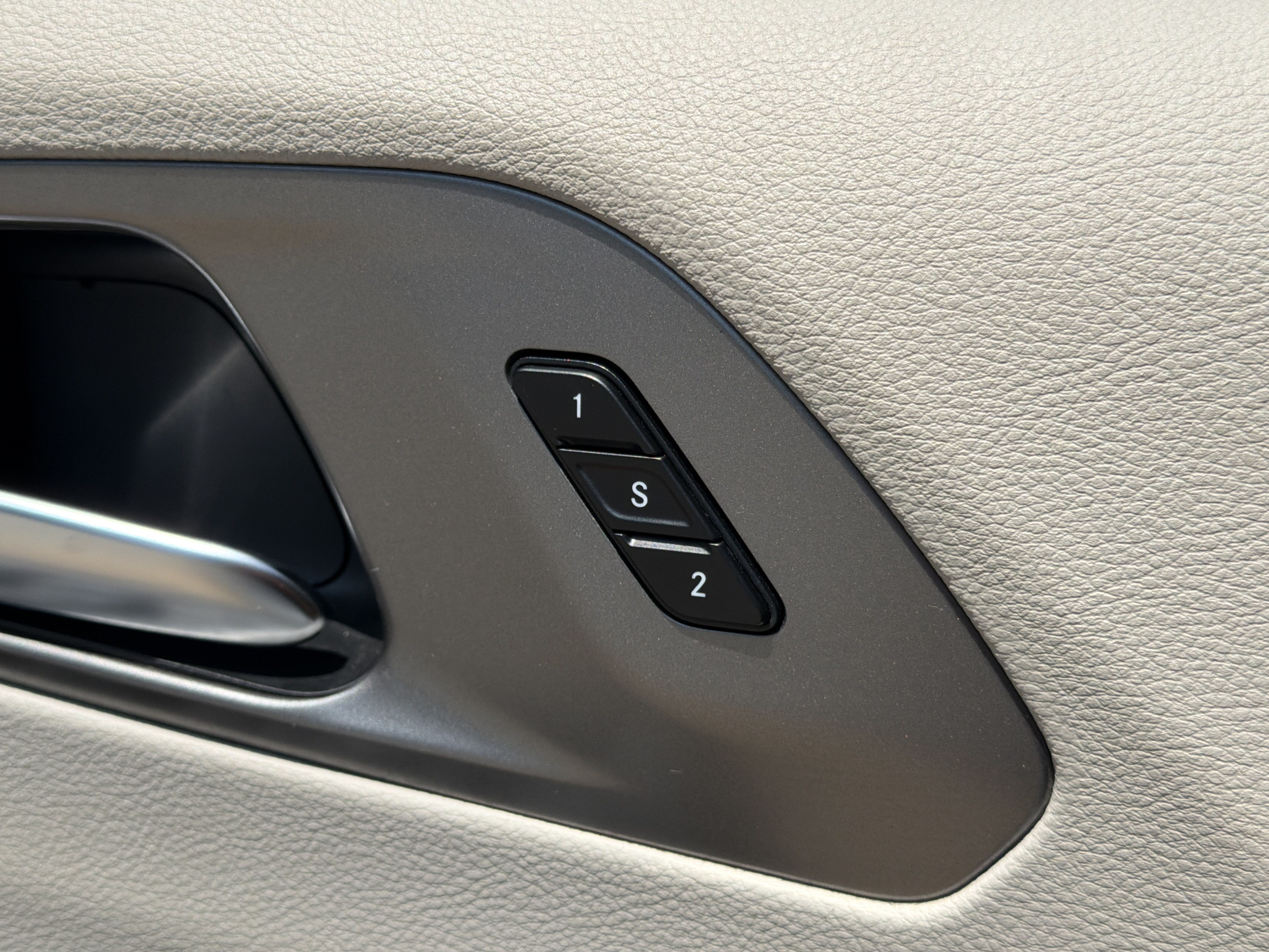 Used 2024 Chrysler Pacifica Touring-L FWD image 15