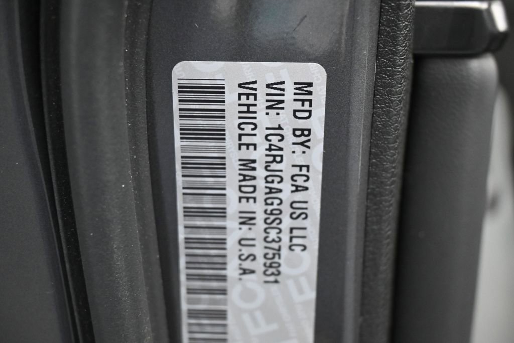 Used 2025 Jeep Grand Cherokee Laredo X RWD image 17