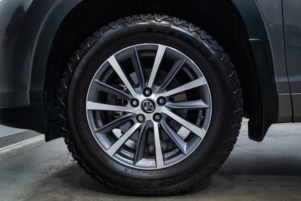 Used 2018 Toyota Highlander XLE AWD/4WD image 11