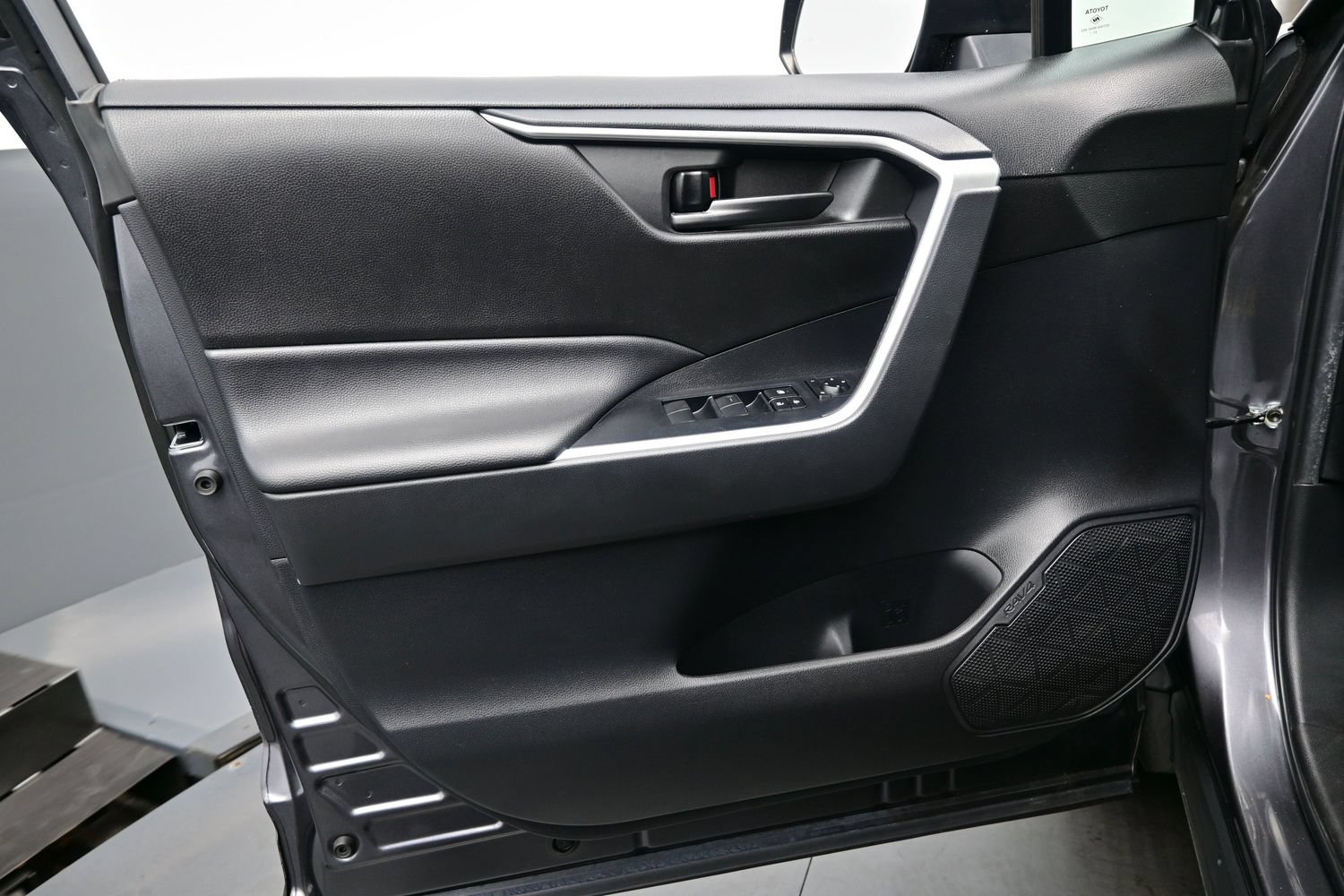 Used 2022 Toyota RAV4 LE AWD/4WD image 9