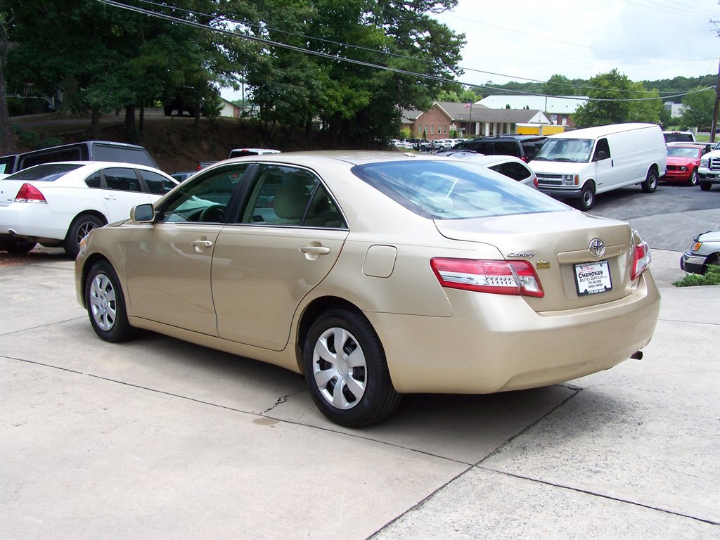 Used 2011 Toyota Camry LE FWD image 2