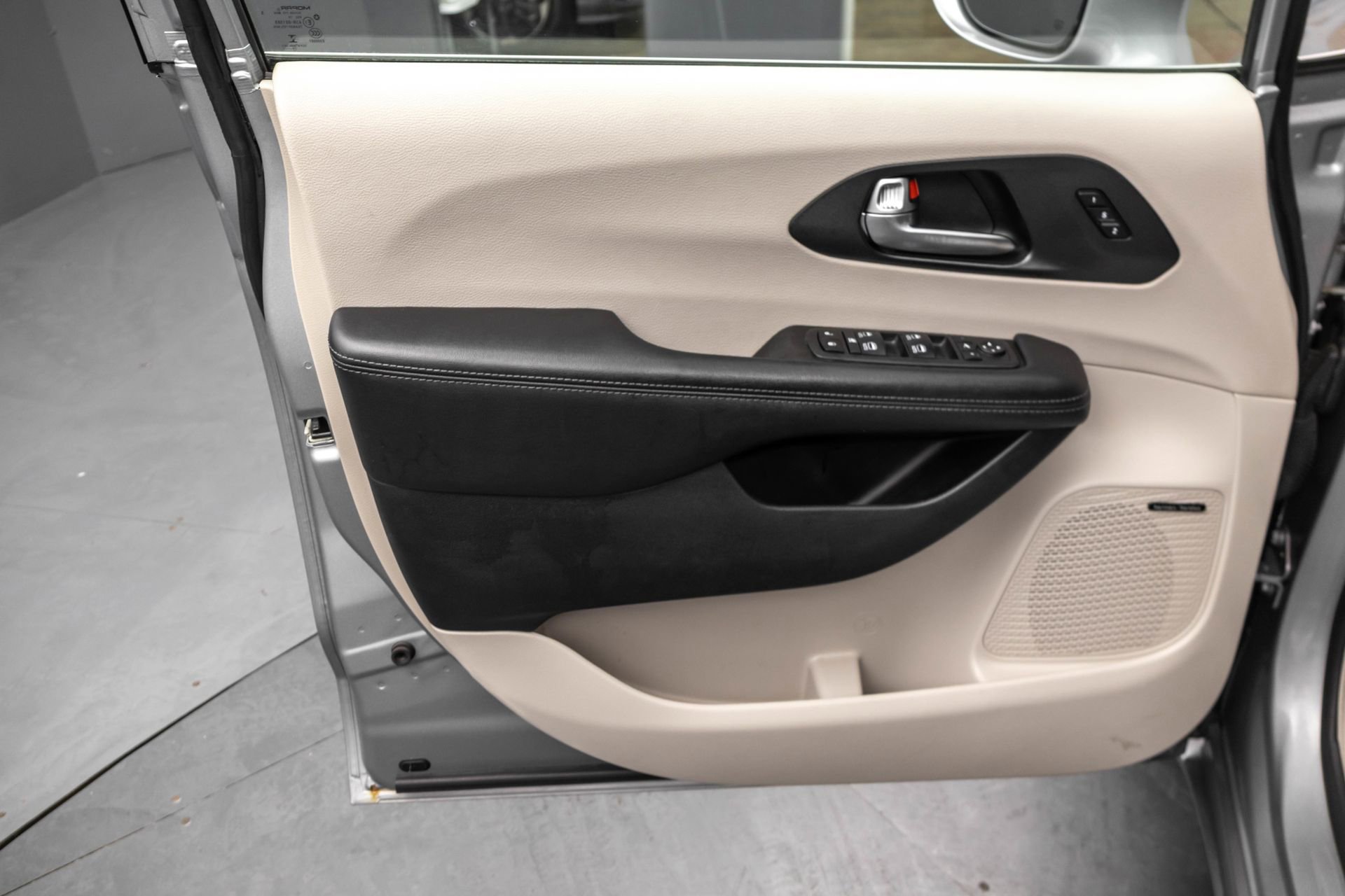 Used 2020 Chrysler Pacifica Limited w/ Advanced Safetytec Group FWD image 31
