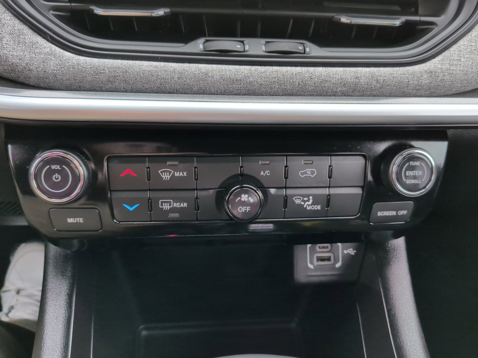 Used 2024 Jeep Compass Latitude image 25