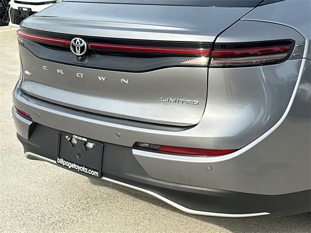 Used 2023 Toyota Crown Limited image 5