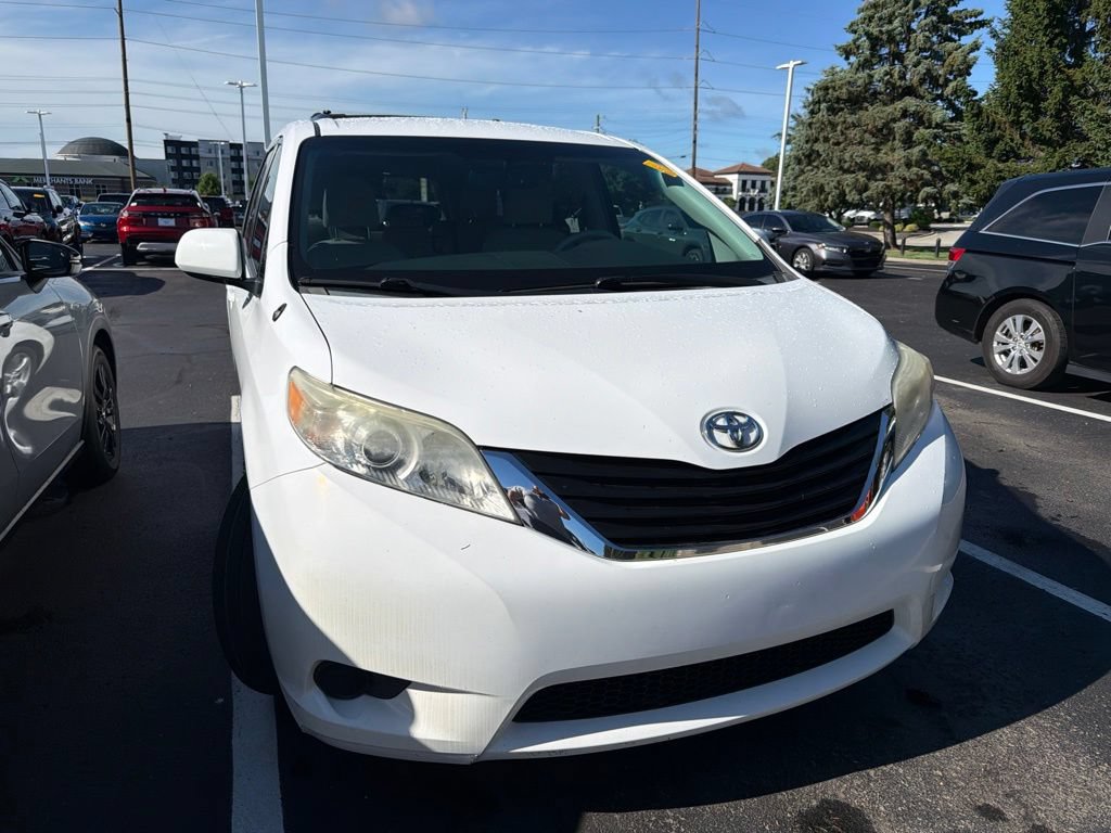 Used 2012 Toyota Sienna LE w/ Towing Pkg FWD image 5