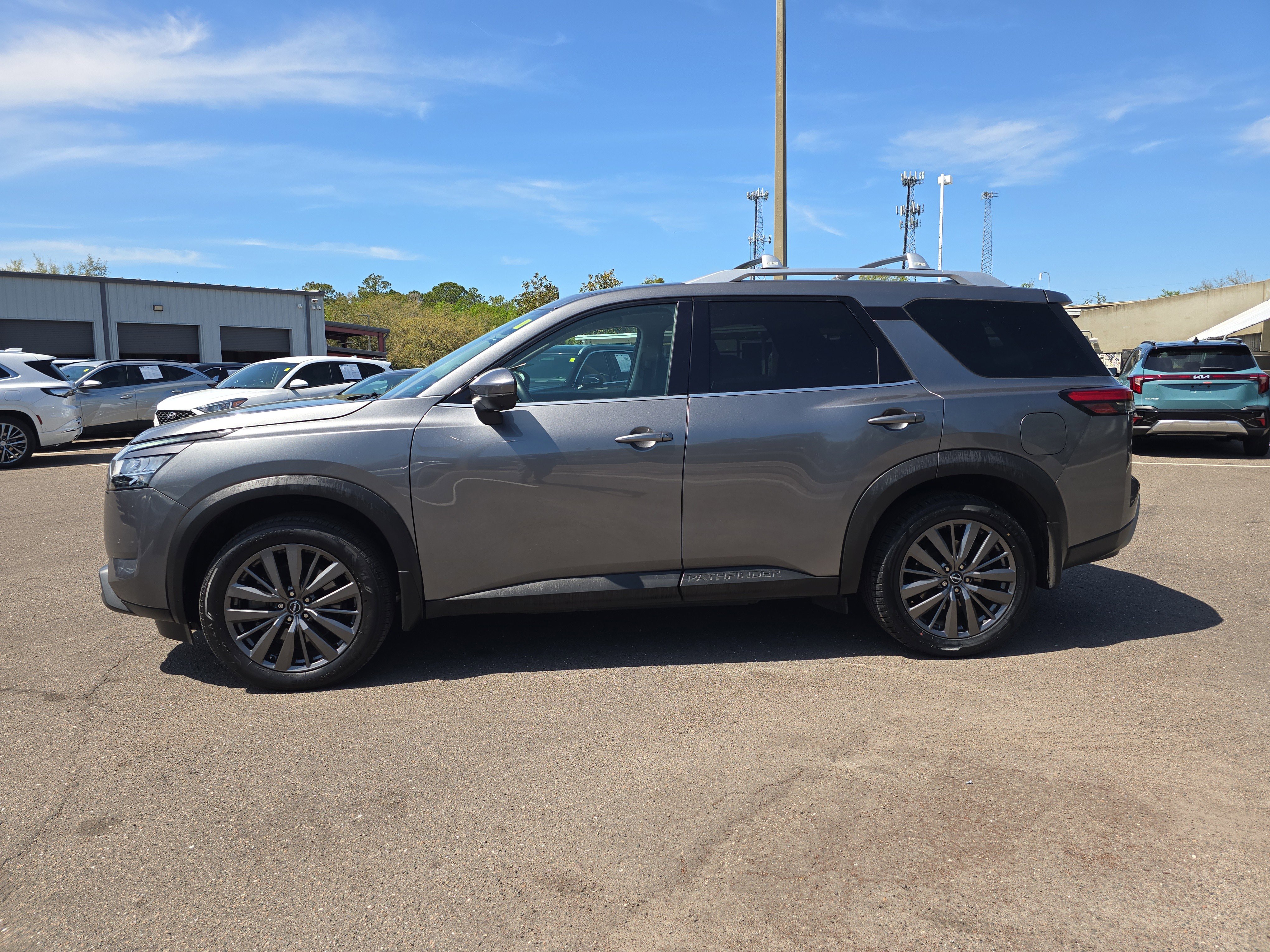 Used 2022 Nissan Pathfinder SL w/ SL Premium Package image 5