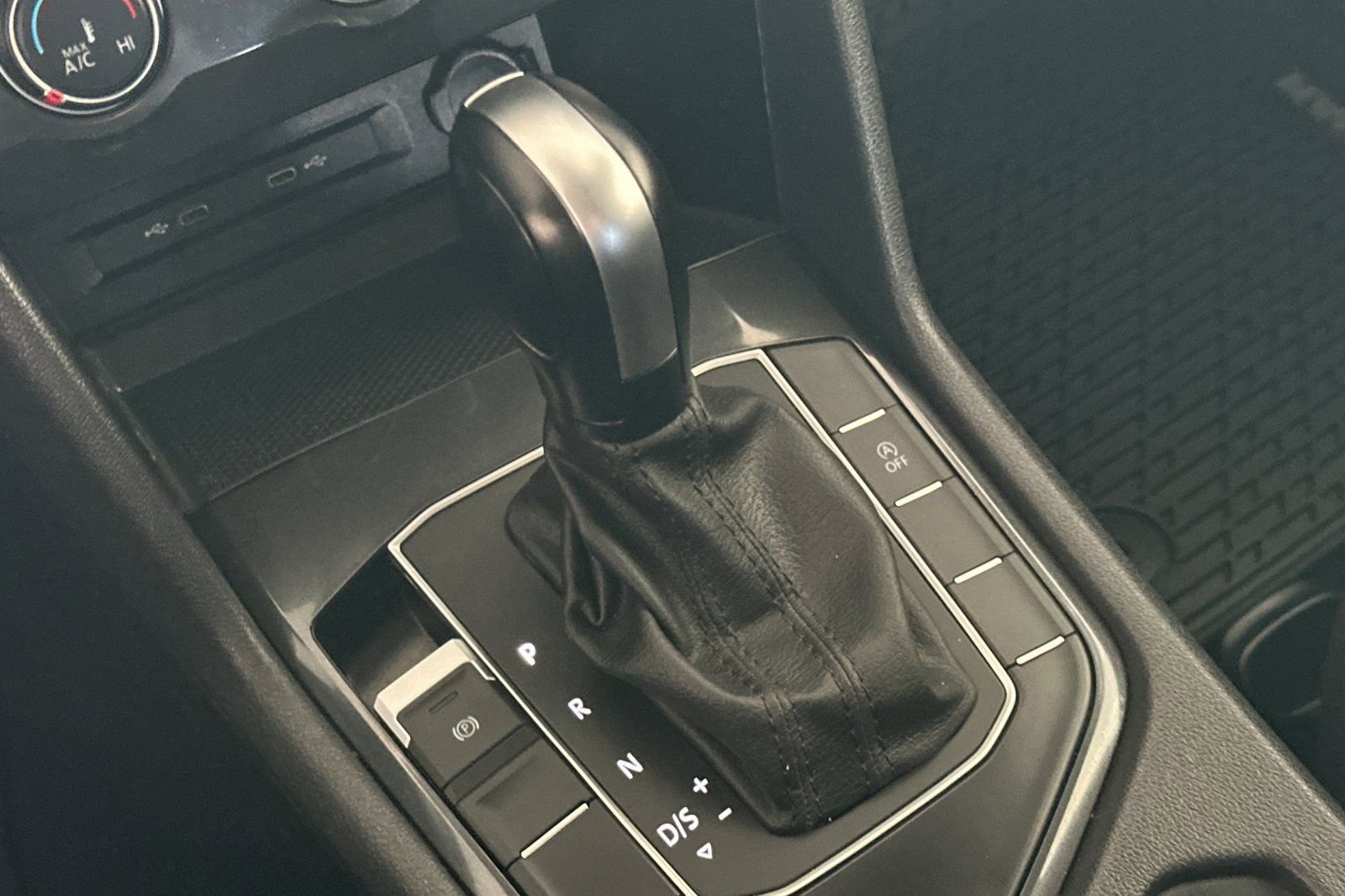 Used 2020 Volkswagen Tiguan S image 18