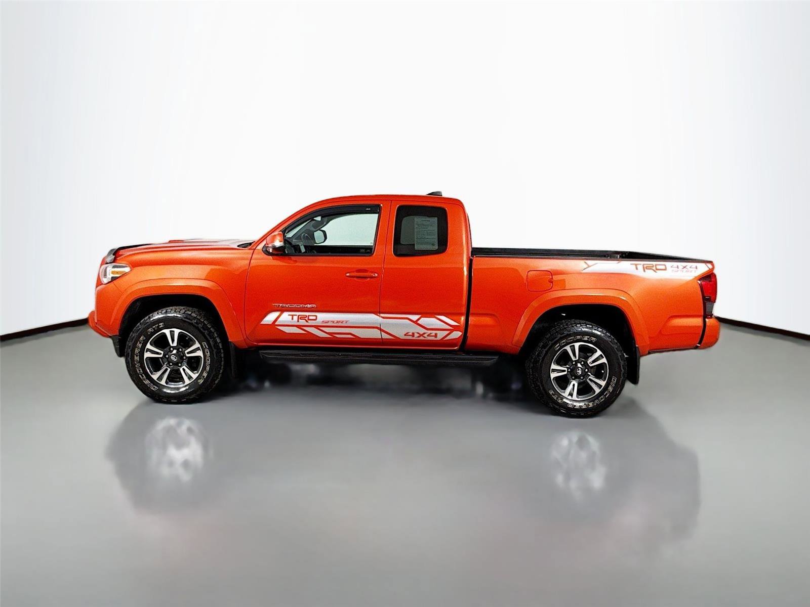 Used 2018 Toyota Tacoma TRD Sport image 6