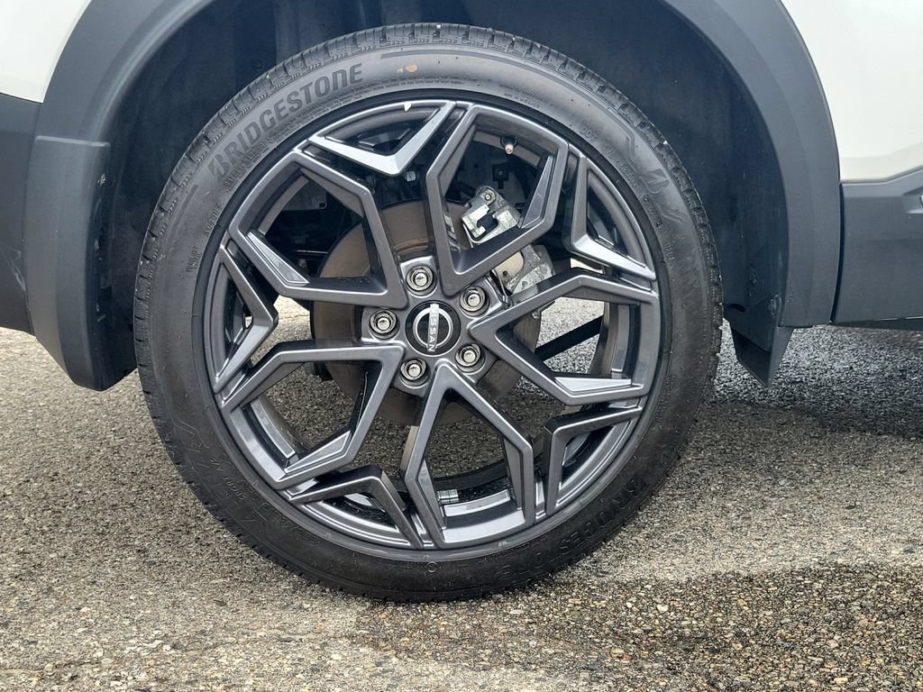 Used 2025 Nissan Kicks SR AWD/4WD image 5