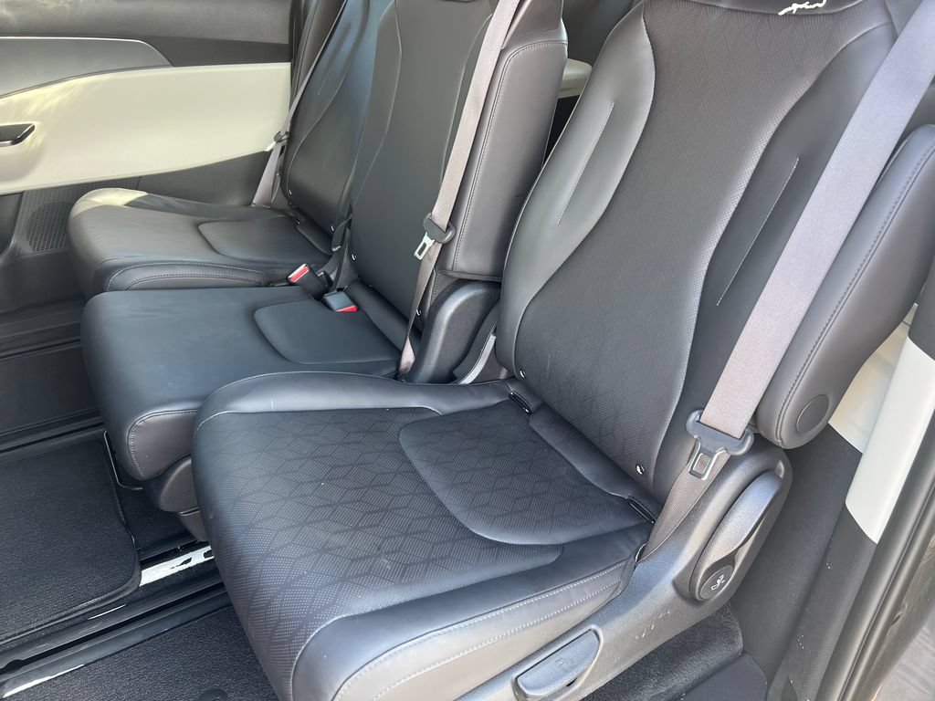 Used 2024 Kia Carnival LX FWD image 16