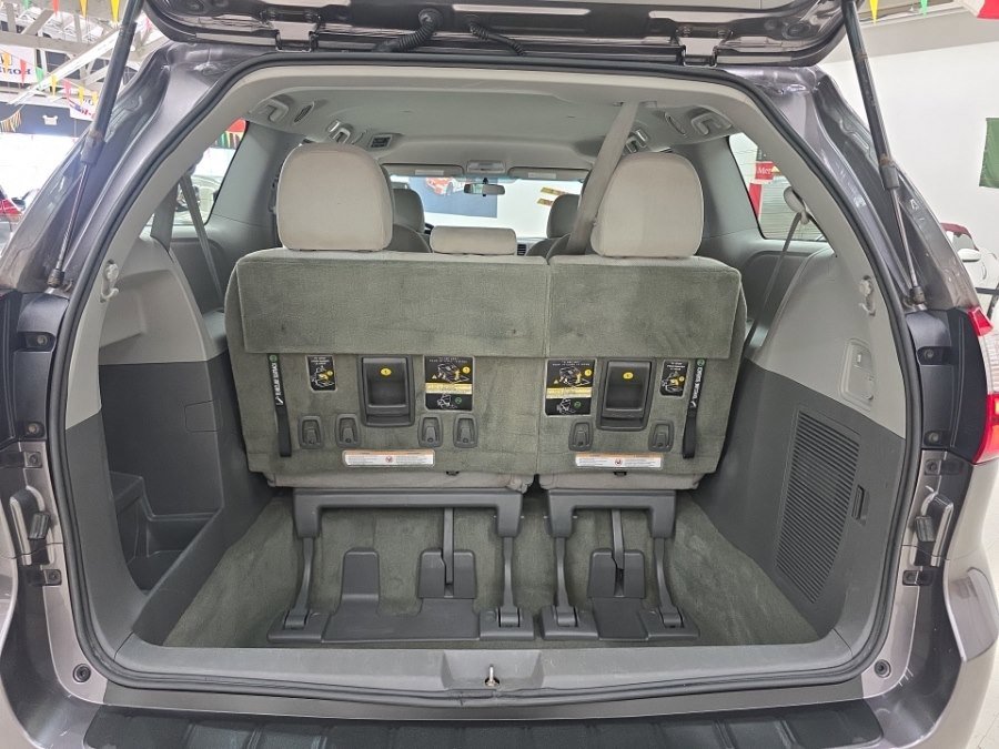 Used 2015 Toyota Sienna L FWD image 30