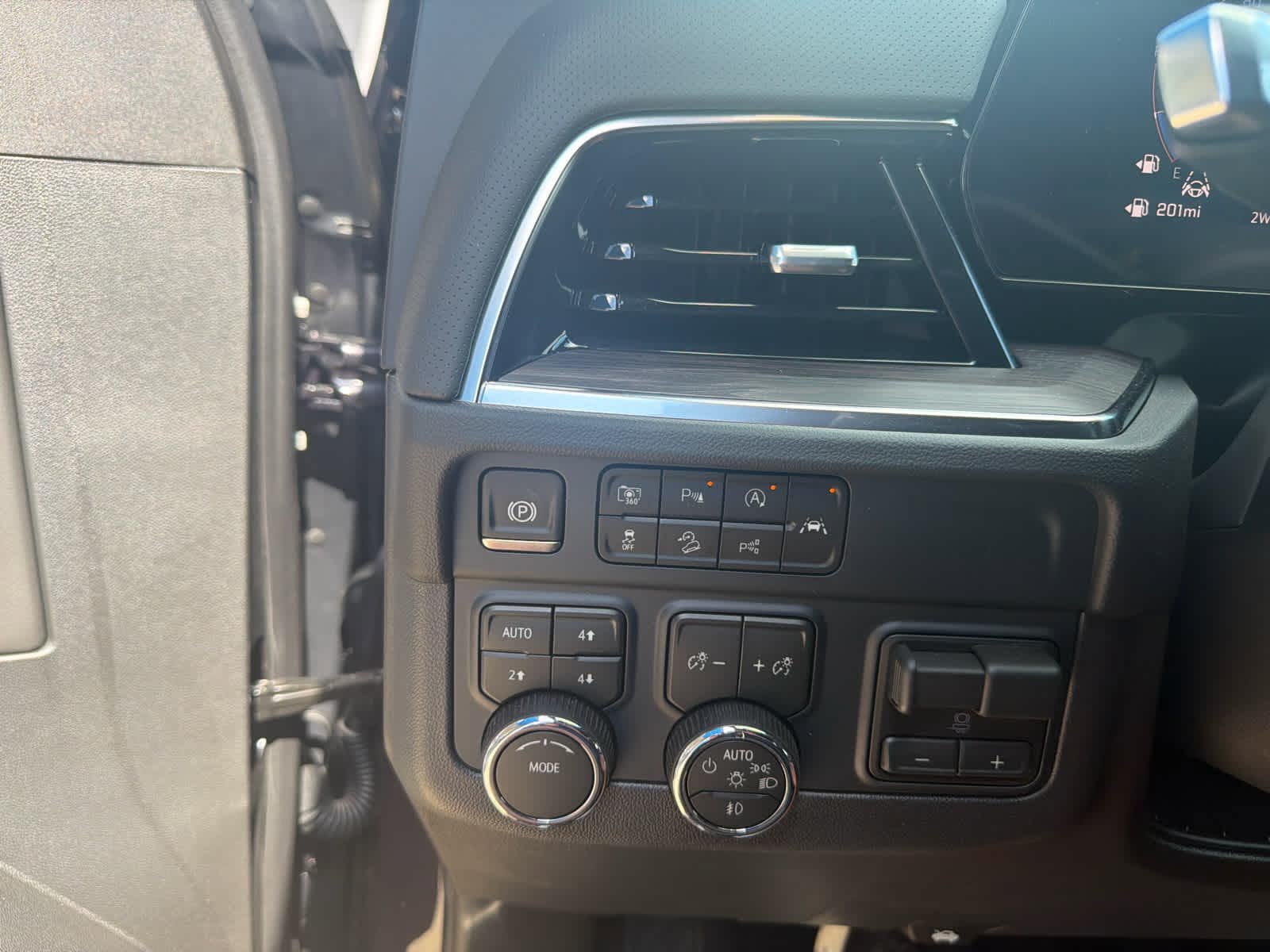 New 2026 Chevrolet Suburban Premier AWD/4WD image 21