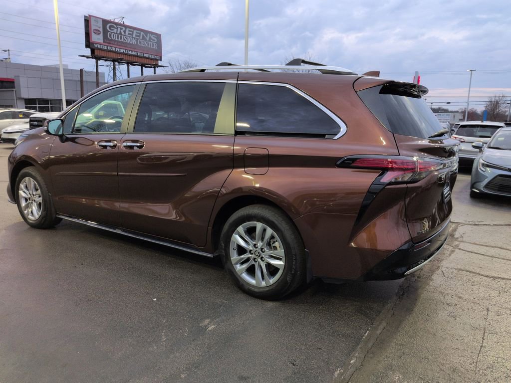 Certified 2024 Toyota Sienna Limited FWD image 3