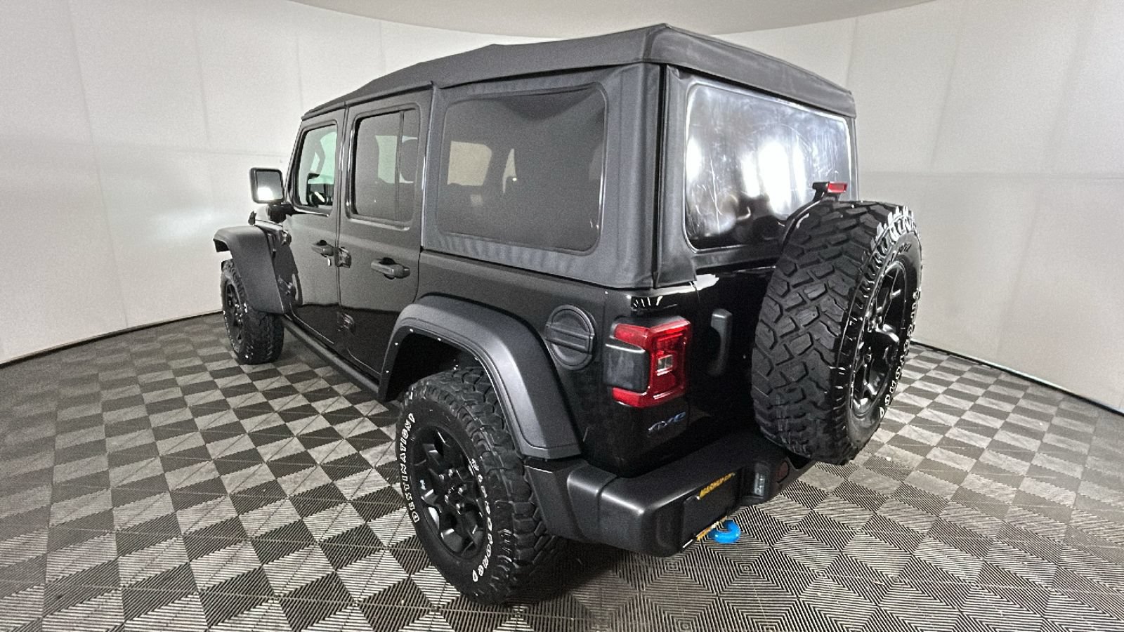 Used 2023 Jeep Wrangler Unlimited w/ Safety Group AWD/4WD image 5