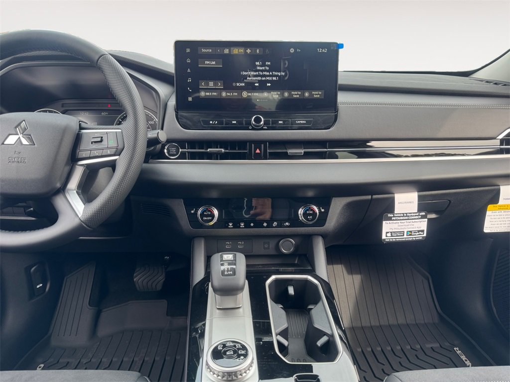 New 2025 Mitsubishi Outlander SE image 11