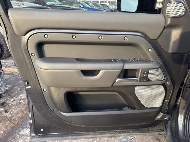 Used 2023 Land Rover Defender 130 X-Dynamic SE image 8