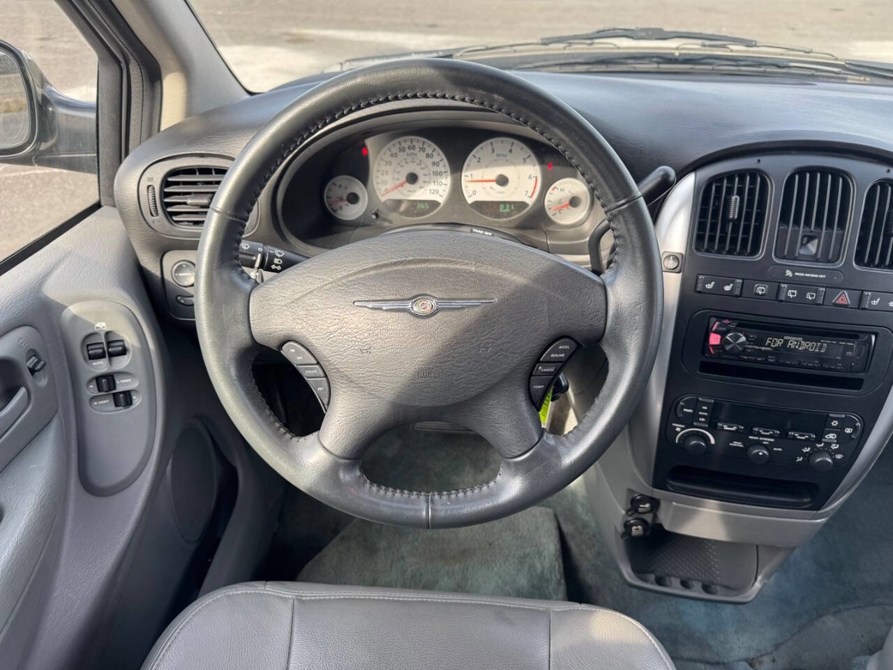 Used 2005 Chrysler Town & Country Touring w/ Leather Interior Group image 5