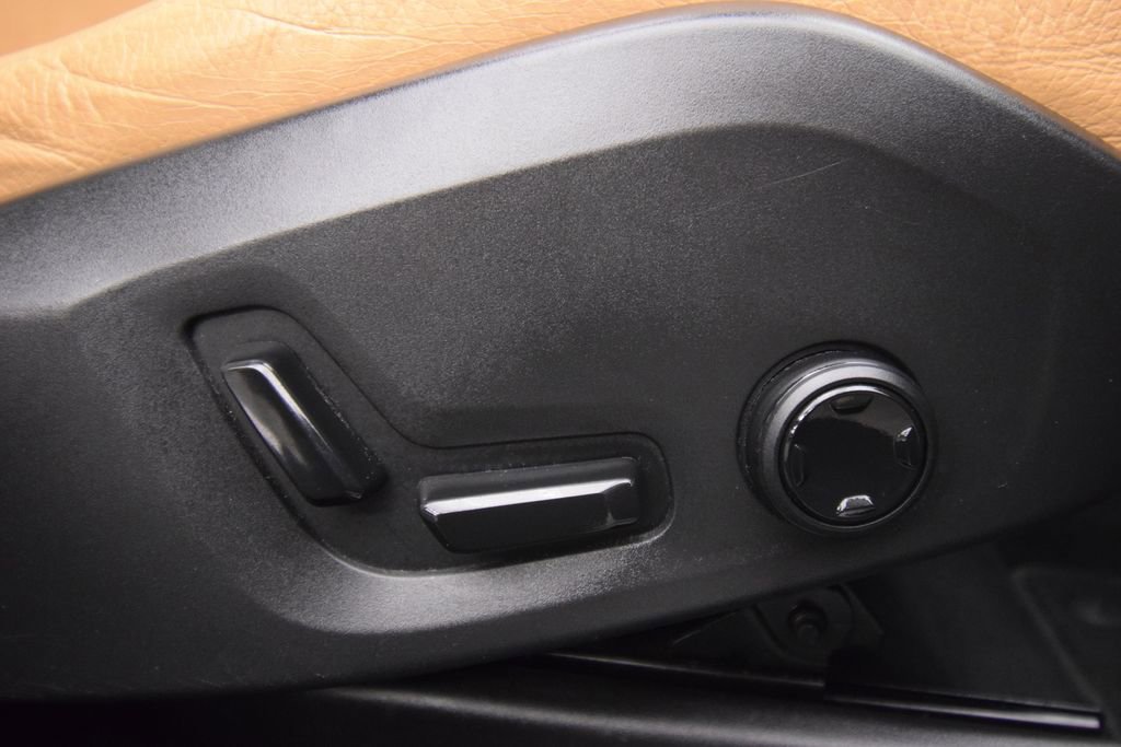 Used 2018 Volvo XC60 T5 Momentum w/ Vision Package AWD/4WD image 26