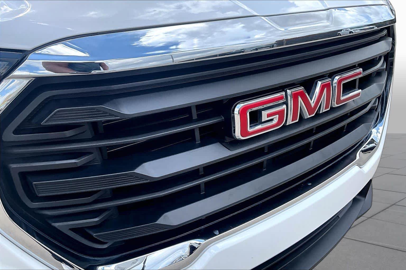 Used 2024 GMC Terrain SLE w/ Driver Convenience Package FWD image 30