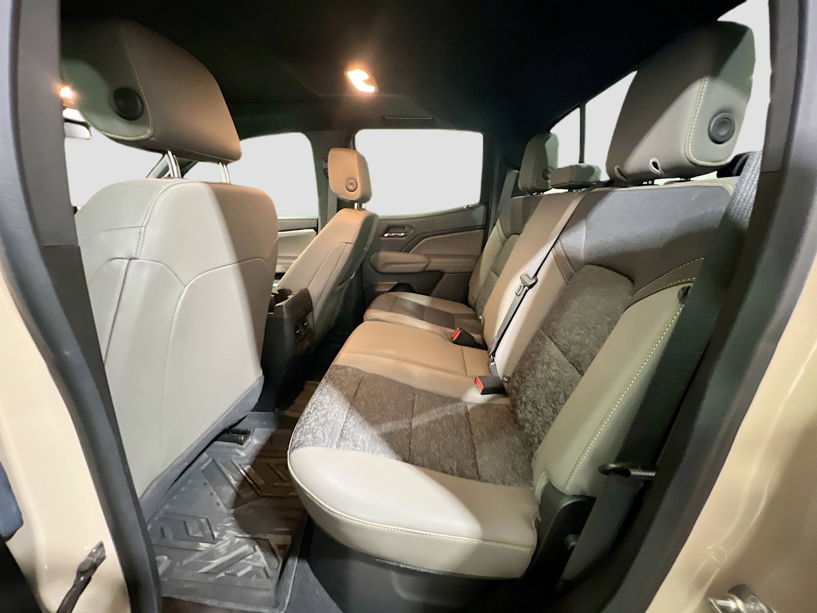 Used 2024 Chevrolet Colorado ZR2 w/ Technology Package image 18