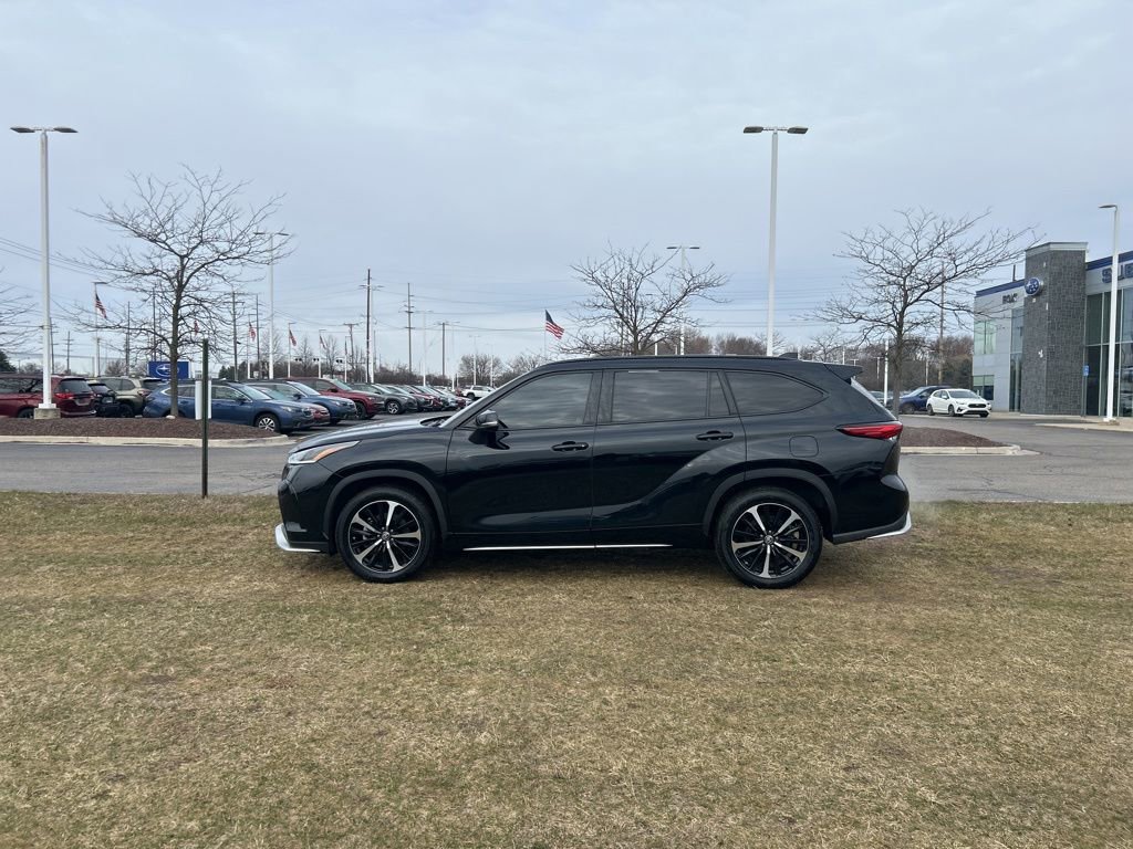 Used 2021 Toyota Highlander XSE image 2