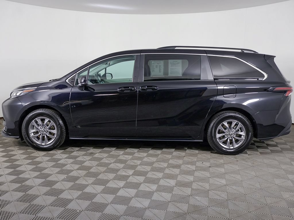 Used 2024 Toyota Sienna LE AWD/4WD image 16