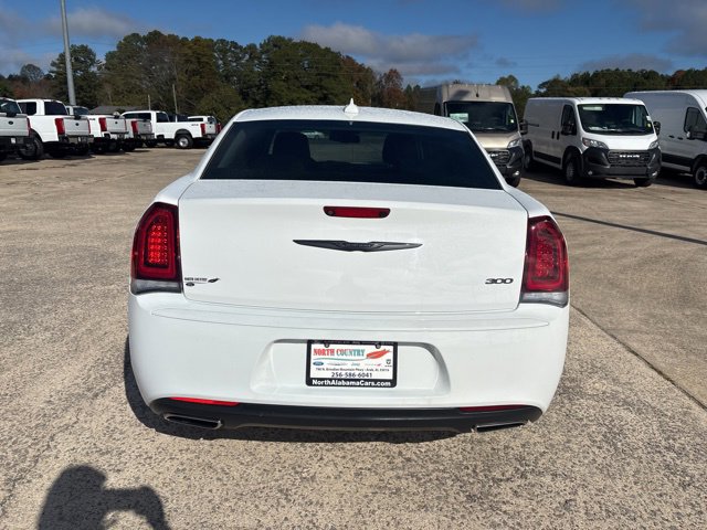 Used 2022 Chrysler 300 Touring w/ Sport Appearance Package image 7
