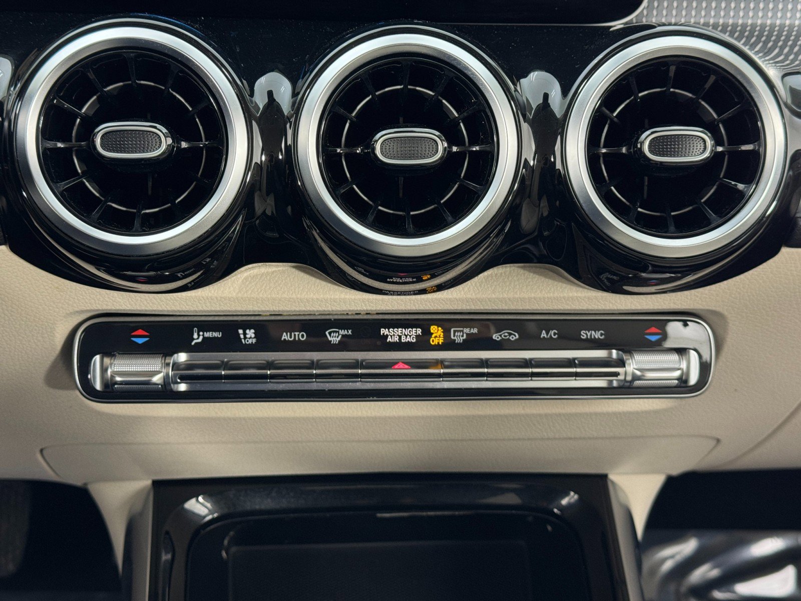 Used 2020 Mercedes-Benz GLB 250 4MATIC w/ Premium Package image 29