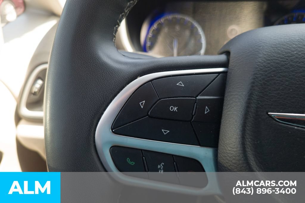 Used 2024 Chrysler Pacifica Touring-L FWD image 11