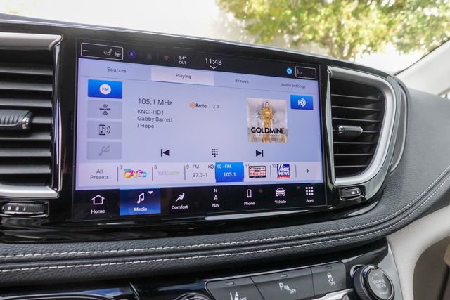 Used 2024 Chrysler Pacifica Select image 18