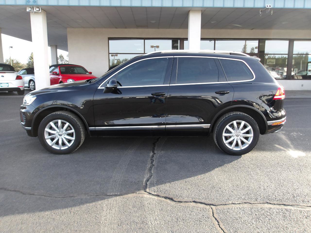 Used 2015 Volkswagen Touareg Sport AWD/4WD image 2
