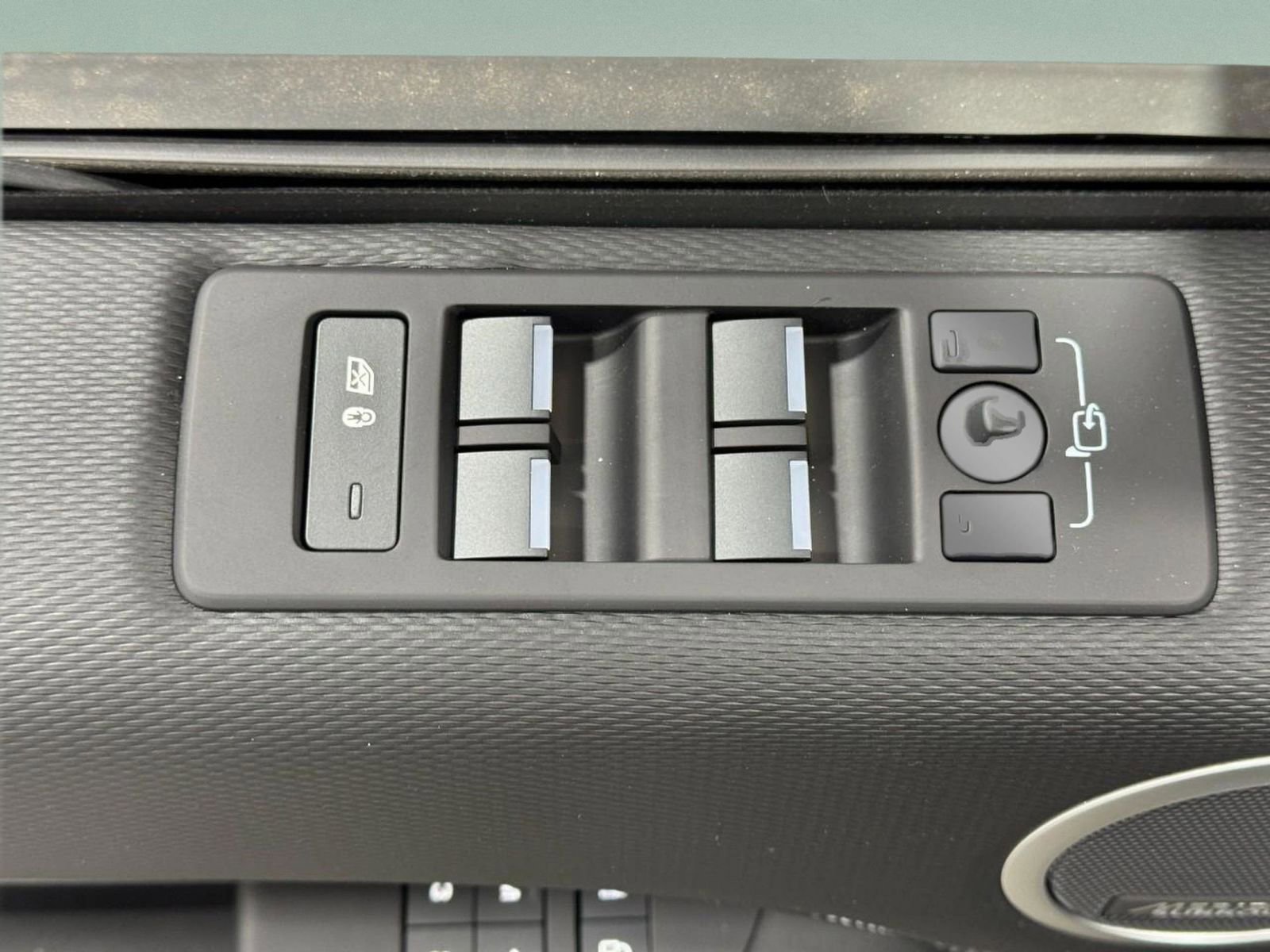 New 2026 Land Rover Discovery Dynamic SE image 24