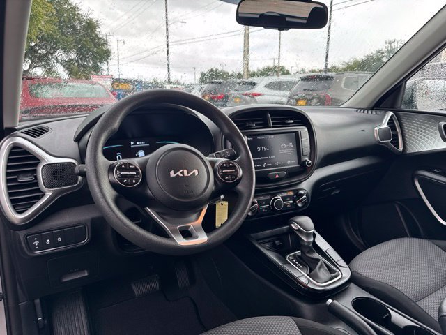 Used 2025 Kia Soul LX w/ LX Technology Package FWD image 22