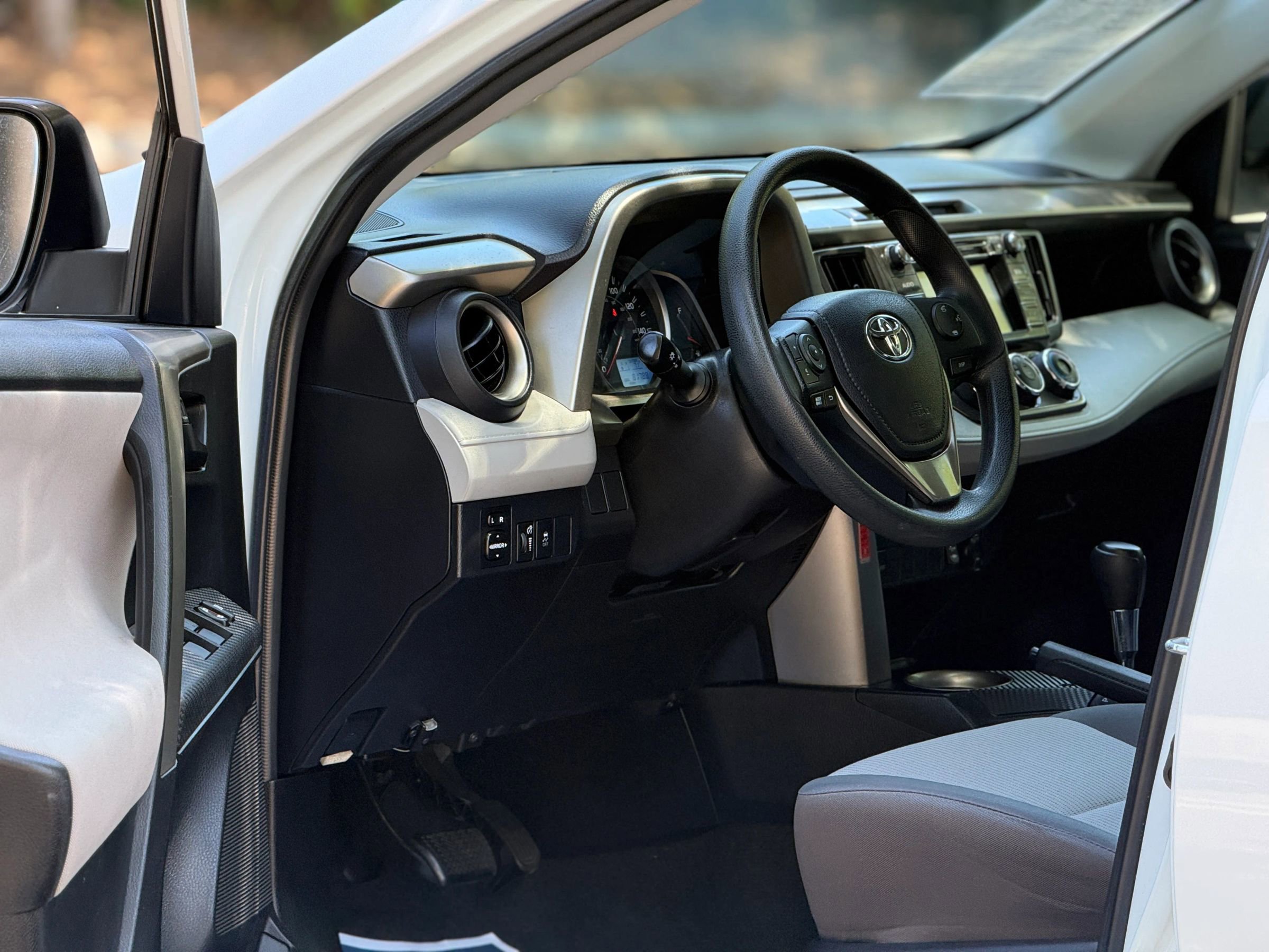 Used 2015 Toyota RAV4 LE image 7