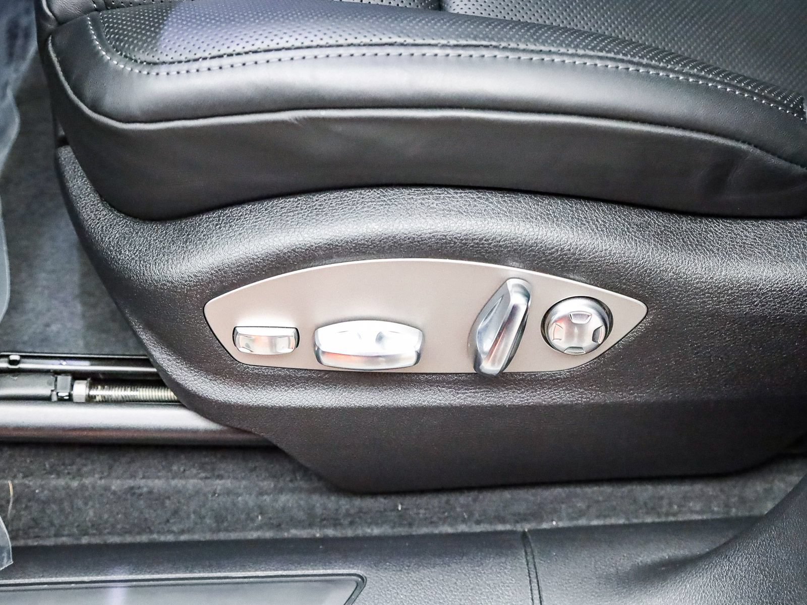 Certified 2026 Porsche Macan AWD/4WD image 22